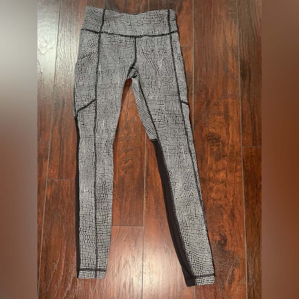 Lululemon Speed size 4 MidRise 29” Fall Net White Black / Black